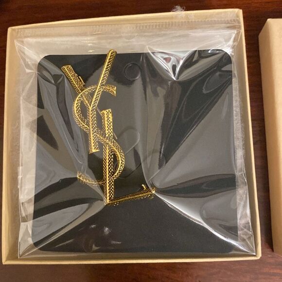 Classic Brooch - Picture 8 of 8